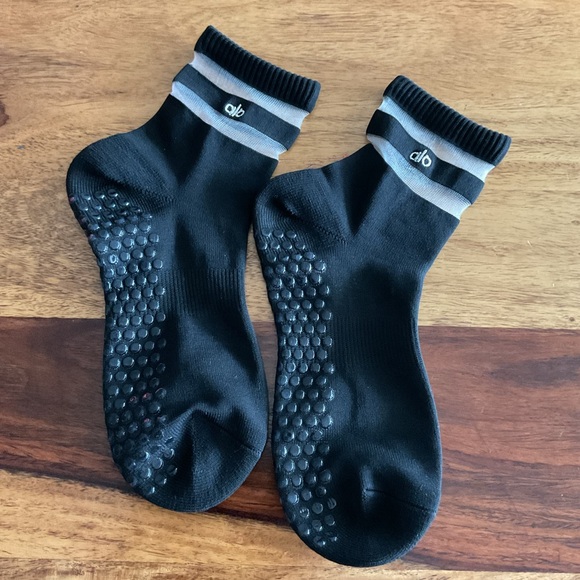 ALO Yoga Women's pulse Grip Socks black M/L retails $38 Pilates black - Picture 3 of 5